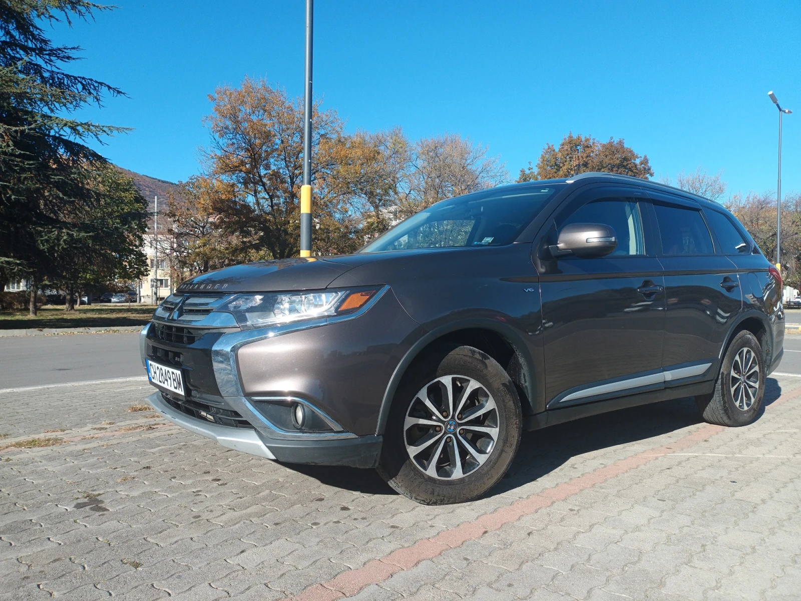 Mitsubishi Outlander SE/SEL 3.0 V6 AWC 7-местен - изображение 3