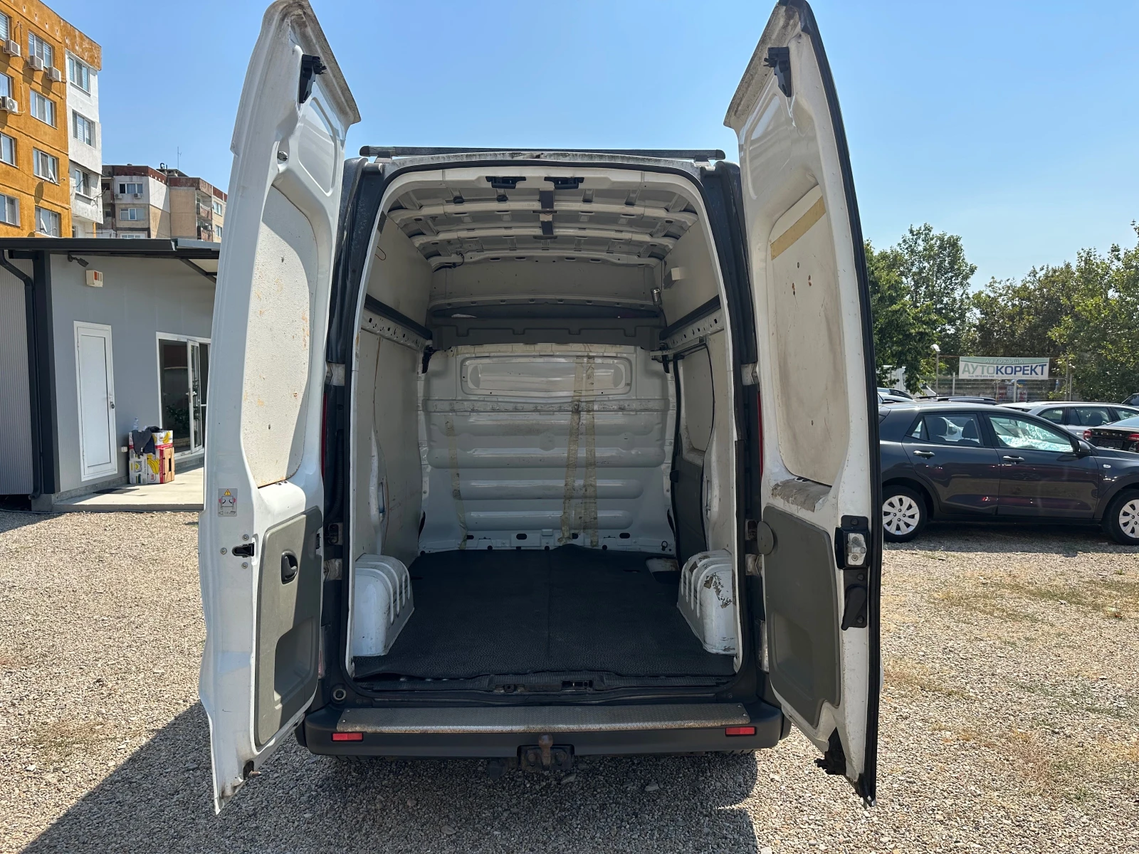 Renault Trafic 2.0 dci, снимка 14 - Бусове и автобуси - 55610265