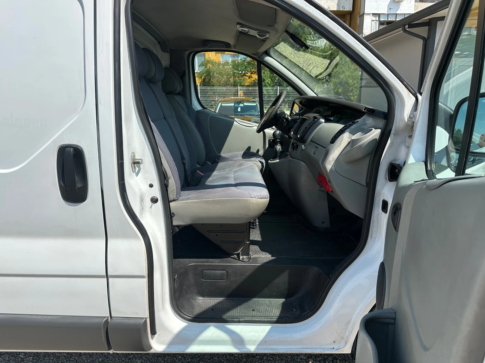 Renault Trafic 2.0 dci, снимка 11 - Бусове и автобуси - 55610265