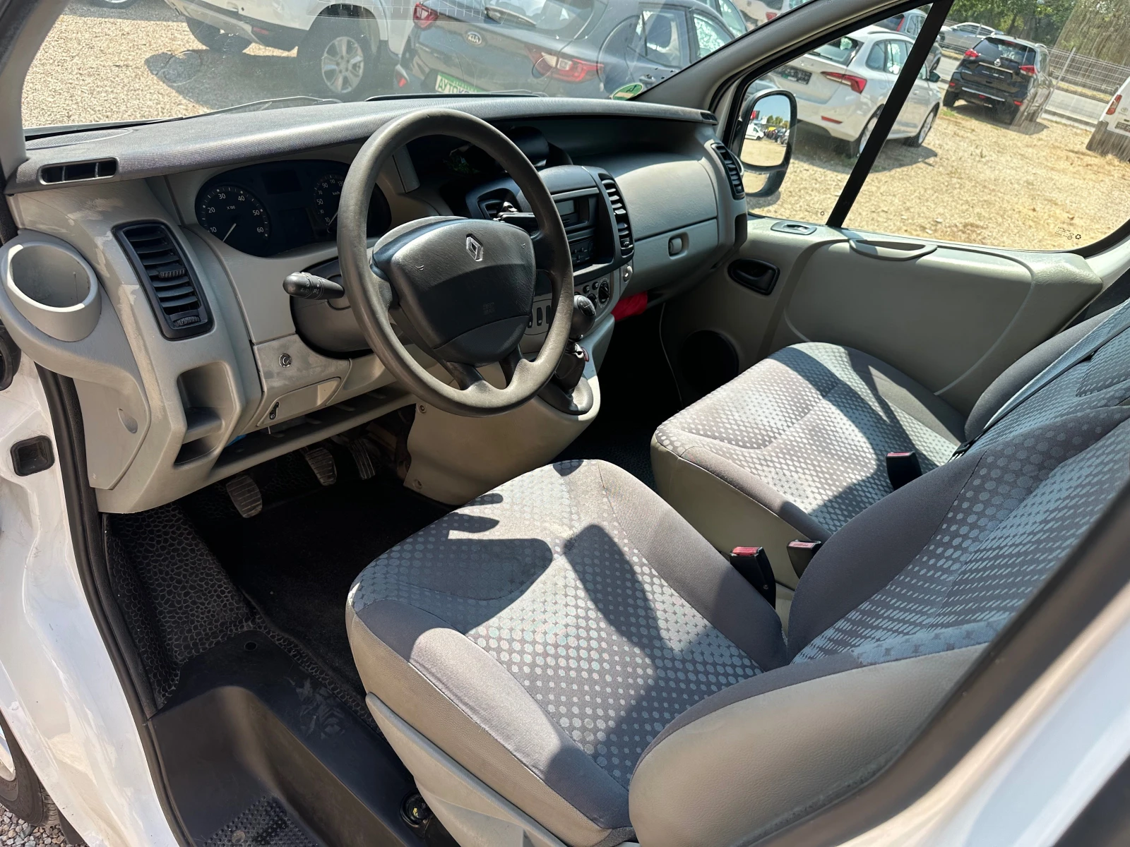 Renault Trafic 2.0 dci, снимка 10 - Бусове и автобуси - 55610265