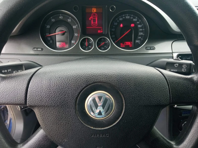 VW Passat 1.6, снимка 14 - Автомобили и джипове - 47426732