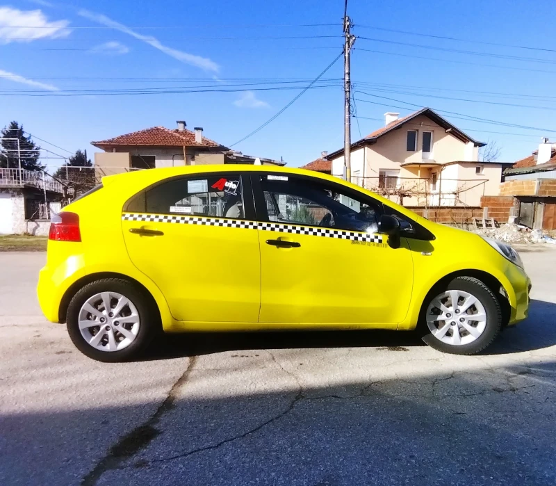 Kia Rio Хечбек , снимка 4 - Автомобили и джипове - 48406245