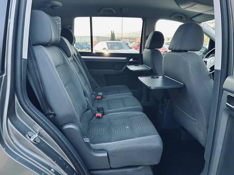 VW Touran 2.0 TDI/6-ск/Ксенон/Парктроник/Теглич, снимка 10 - Автомобили и джипове - 52166026