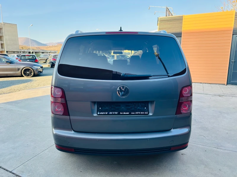 VW Touran 2.0 TDI/6-ск/Ксенон/Парктроник/Теглич, снимка 6 - Автомобили и джипове - 52166026