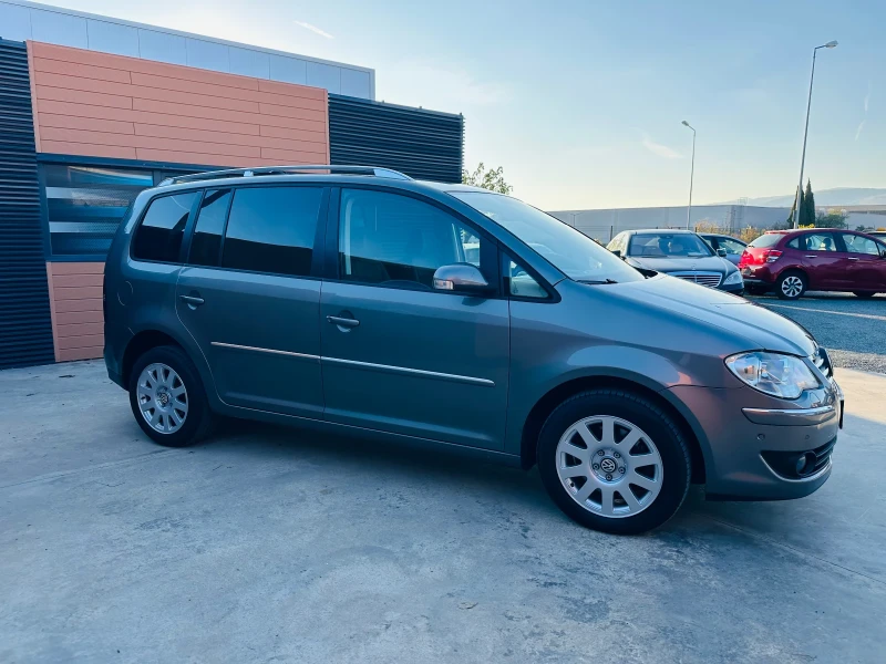 VW Touran 2.0 TDI/6-ск/Ксенон/Парктроник/Теглич, снимка 4 - Автомобили и джипове - 52166026