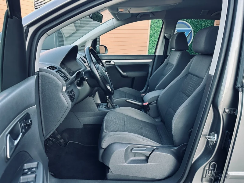 VW Touran 2.0 TDI/6-ск/Ксенон/Парктроник/Теглич, снимка 9 - Автомобили и джипове - 52166026