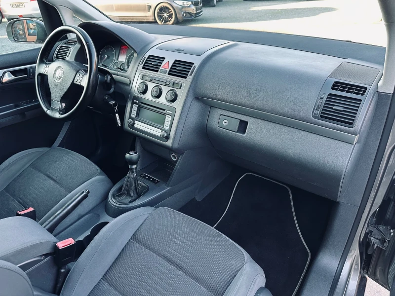 VW Touran 2.0 TDI/6-ск/Ксенон/Парктроник/Теглич, снимка 14 - Автомобили и джипове - 52166026