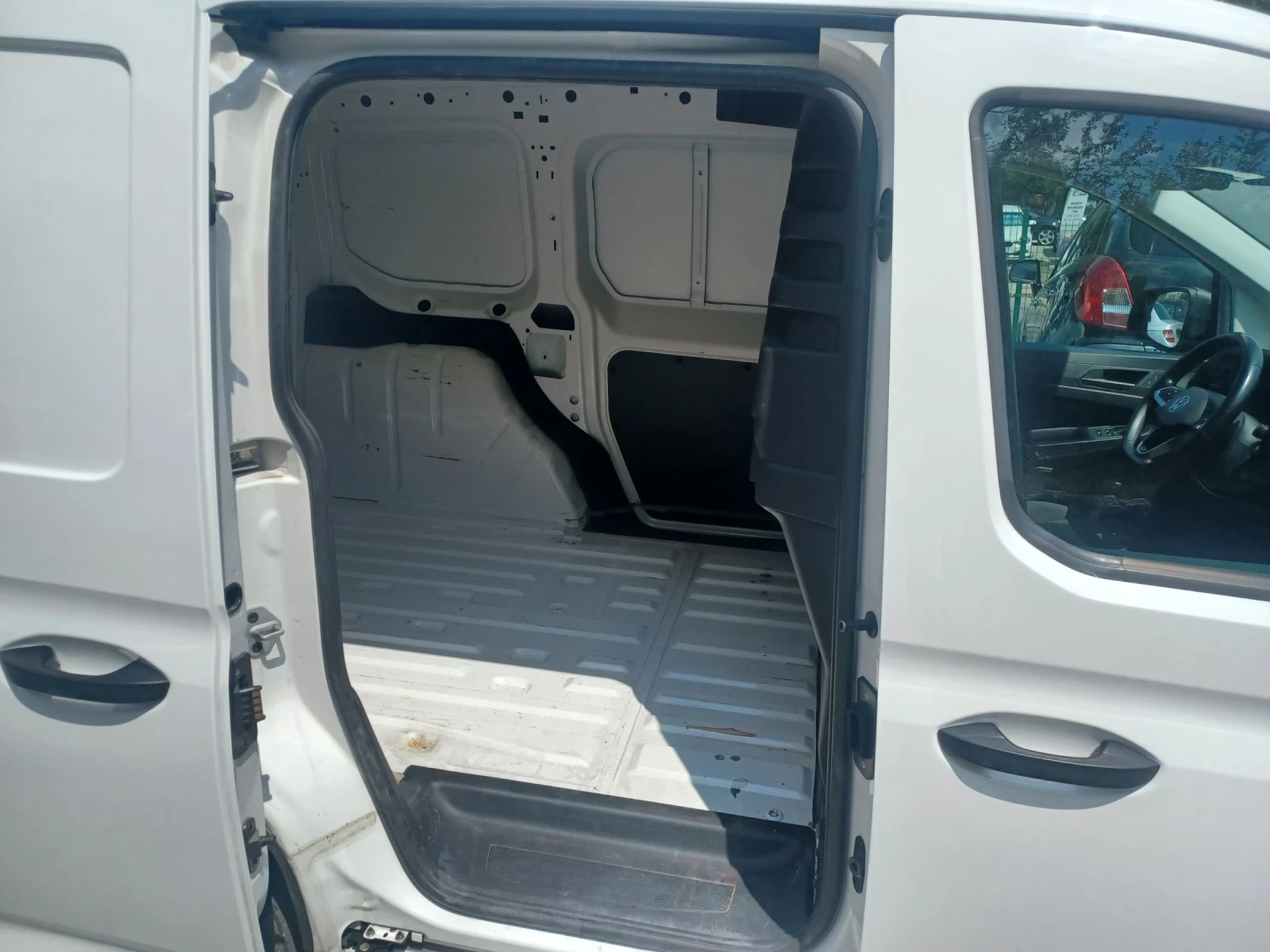 VW Caddy 2.0 - изображение 10