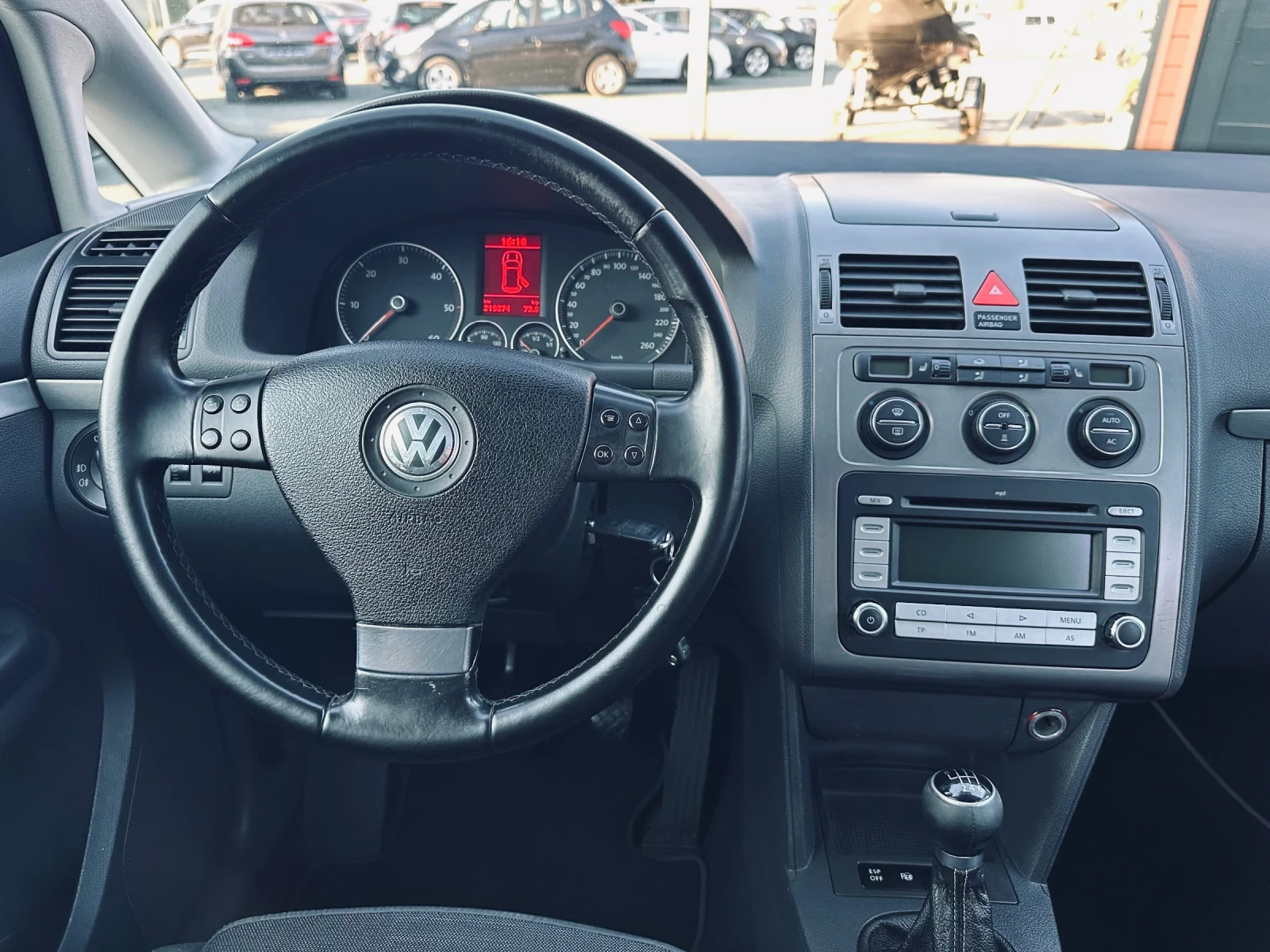 VW Touran 2.0 TDI/6-ск/Ксенон/Парктроник/Теглич | Mobile.bg — изображение 12
