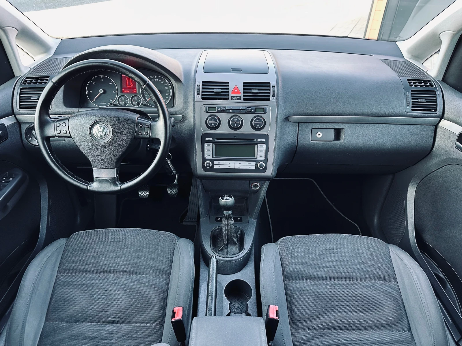 VW Touran 2.0 TDI/6-ск/Ксенон/Парктроник/Теглич | Mobile.bg — изображение 11