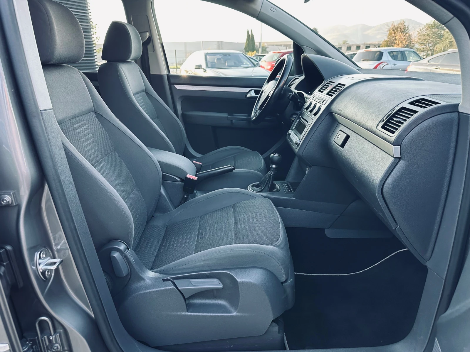 VW Touran 2.0 TDI/6-ск/Ксенон/Парктроник/Теглич | Mobile.bg — изображение 13