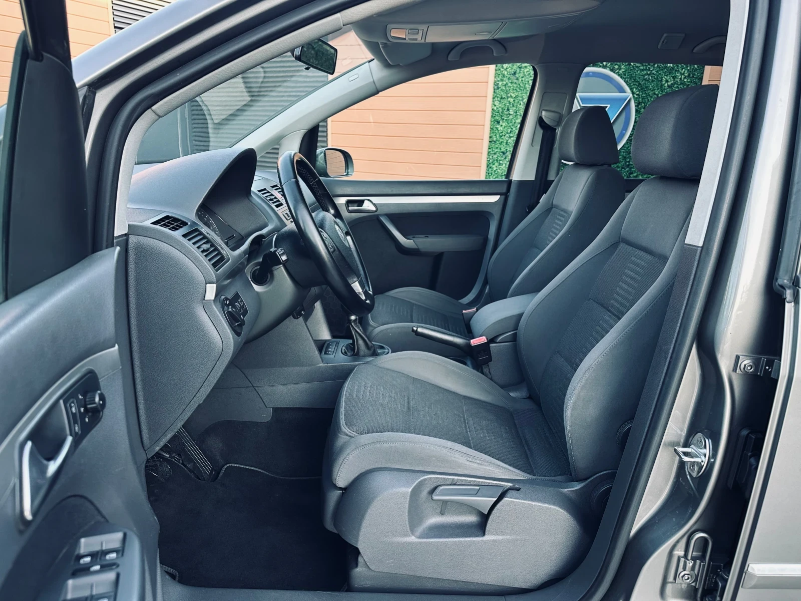 VW Touran 2.0 TDI/6-ск/Ксенон/Парктроник/Теглич - изображение 9