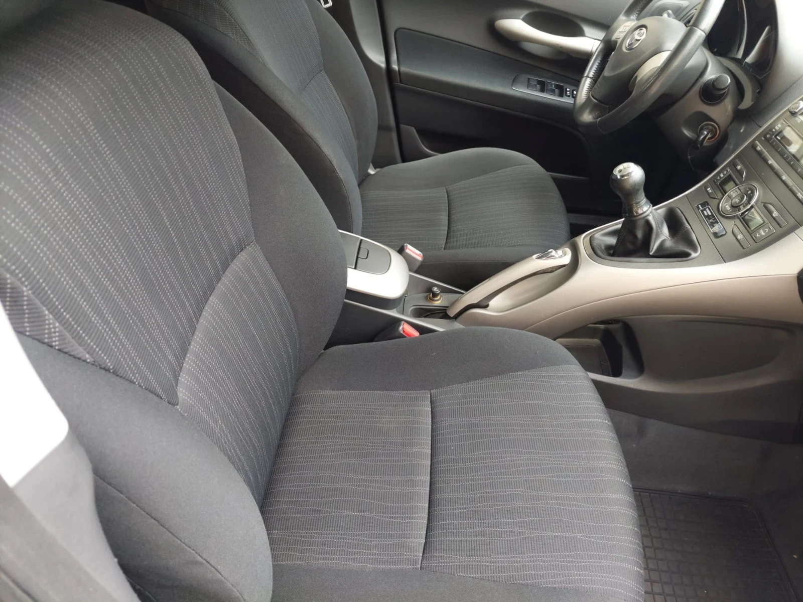 Toyota Auris 1.4, снимка 14 - Автомобили и джипове - 54610770