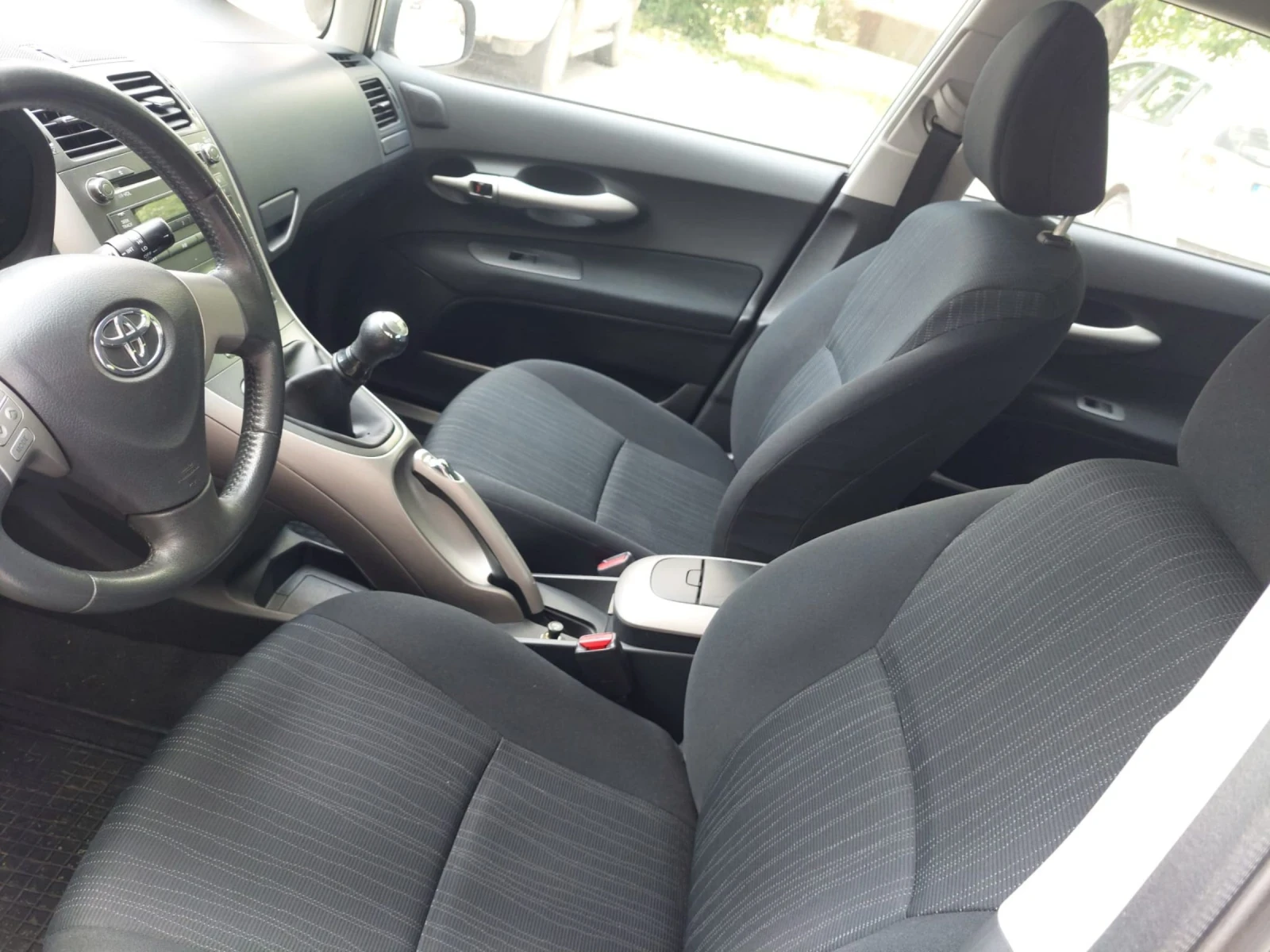 Toyota Auris 1.4, снимка 12 - Автомобили и джипове - 54610770
