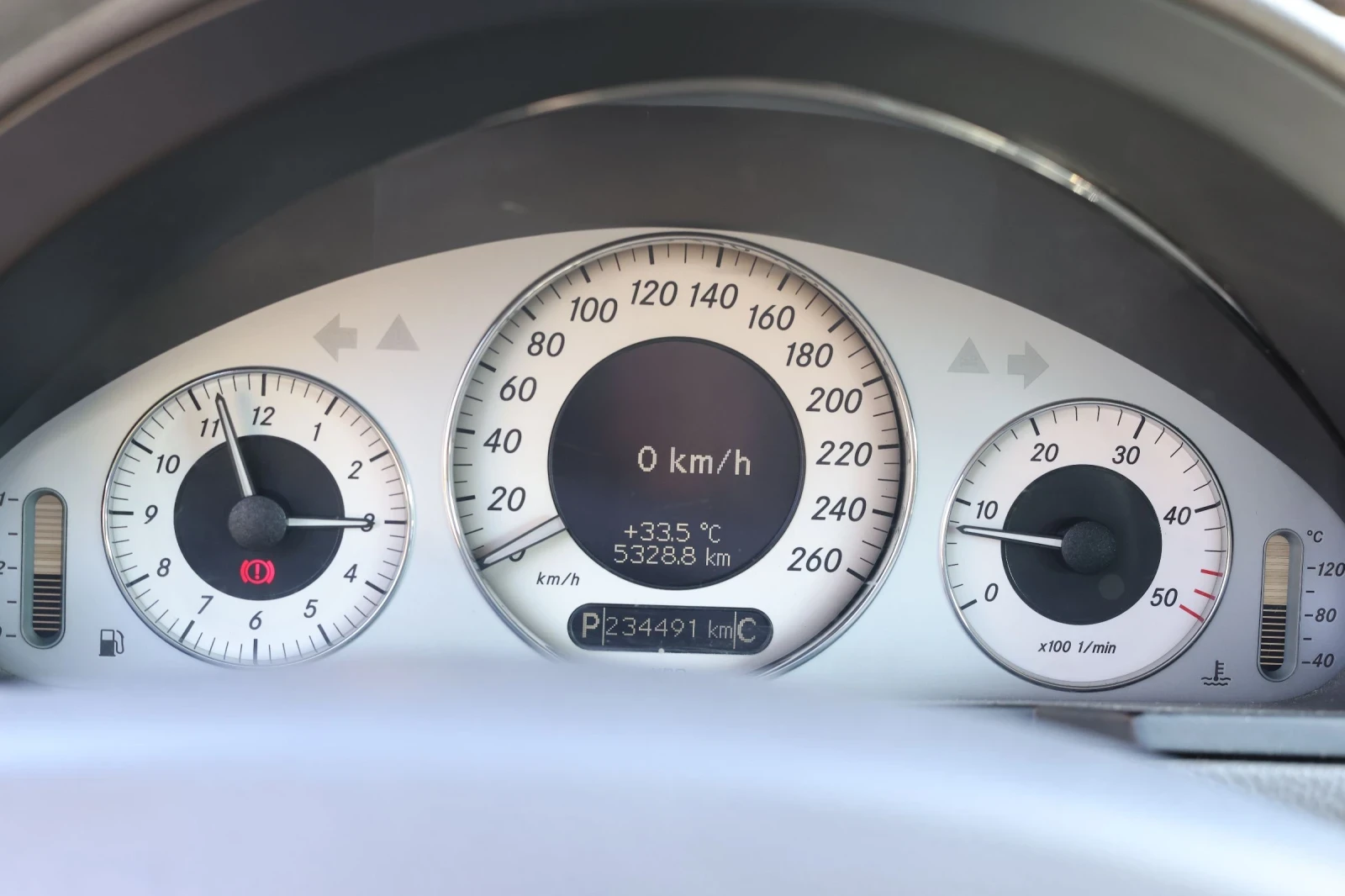 Mercedes-Benz E 220, снимка 13 - Автомобили и джипове - 55374729