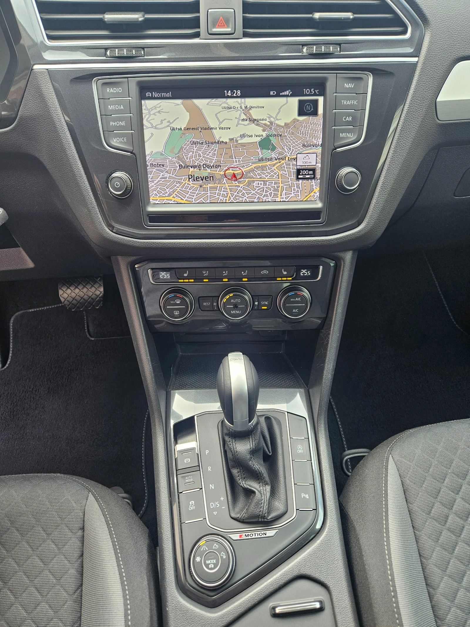 VW Tiguan НАПЪЛНО ОБСЛУЖЕН, снимка 13 - Автомобили и джипове - 54392286