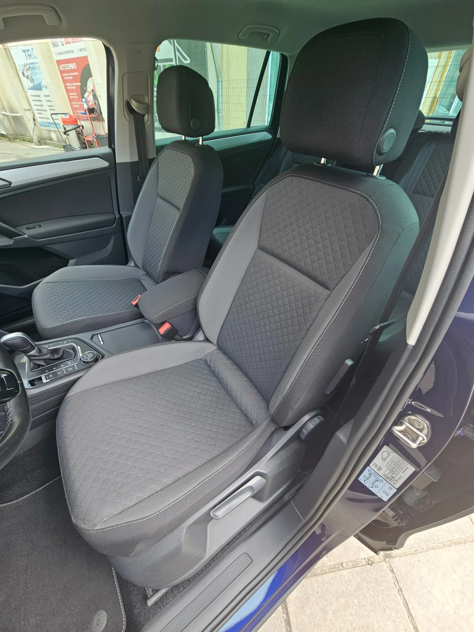VW Tiguan НАПЪЛНО ОБСЛУЖЕН, снимка 11 - Автомобили и джипове - 54392286