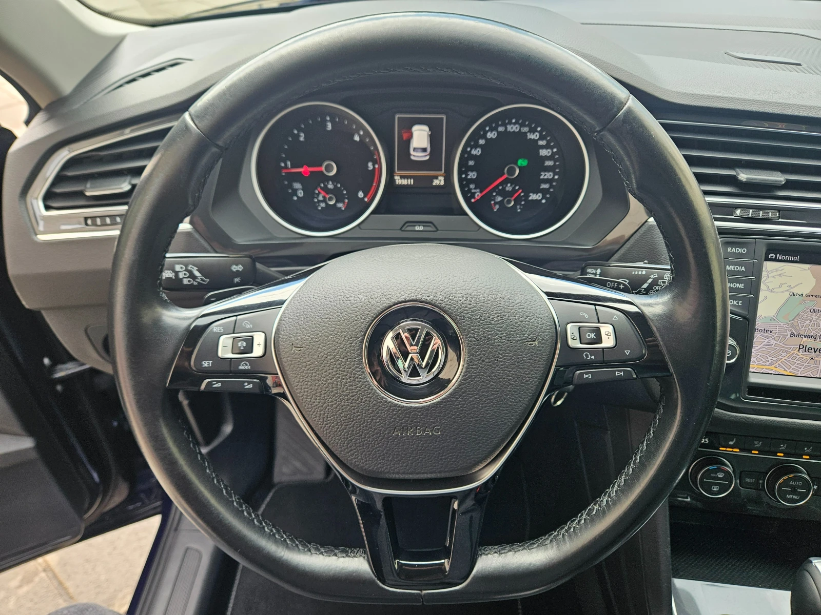 VW Tiguan НАПЪЛНО ОБСЛУЖЕН, снимка 10 - Автомобили и джипове - 54392286