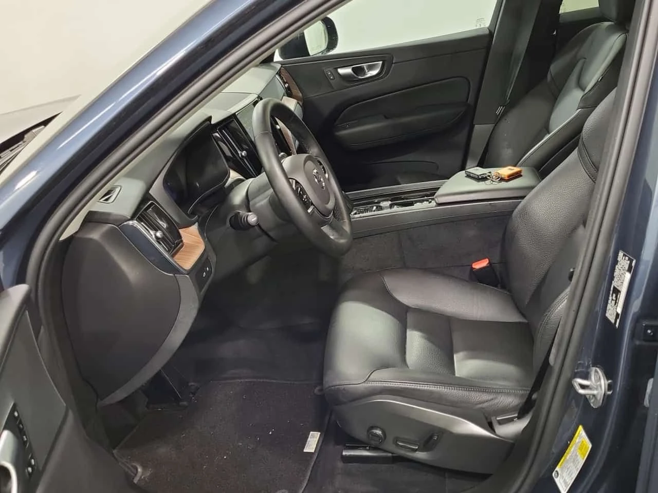 Volvo XC60 PLUS DARK THEME/360/ОБДУХ/ПАНО/CARFAX/ФИНАНСИРАНЕ, снимка 7 - Автомобили и джипове - 54636332
