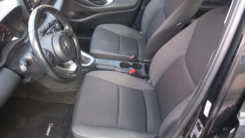 Toyota Yaris Automat 1.5i, снимка 11 - Автомобили и джипове - 47346121