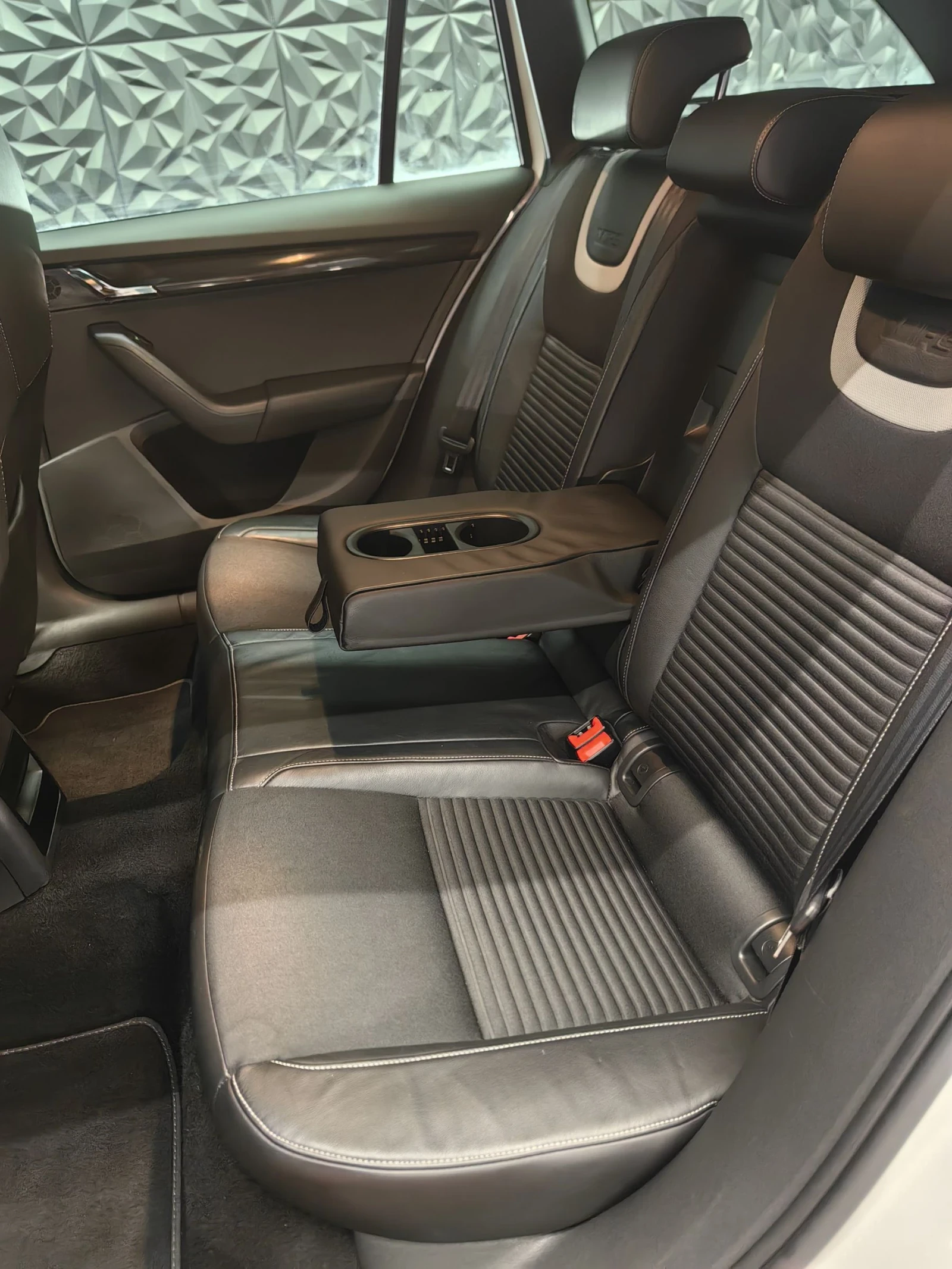 Skoda Octavia 2.0TDI* VRS* SWISS* DSG* ПОДГРЕВ* НАВИ* PARK*  - изображение 7