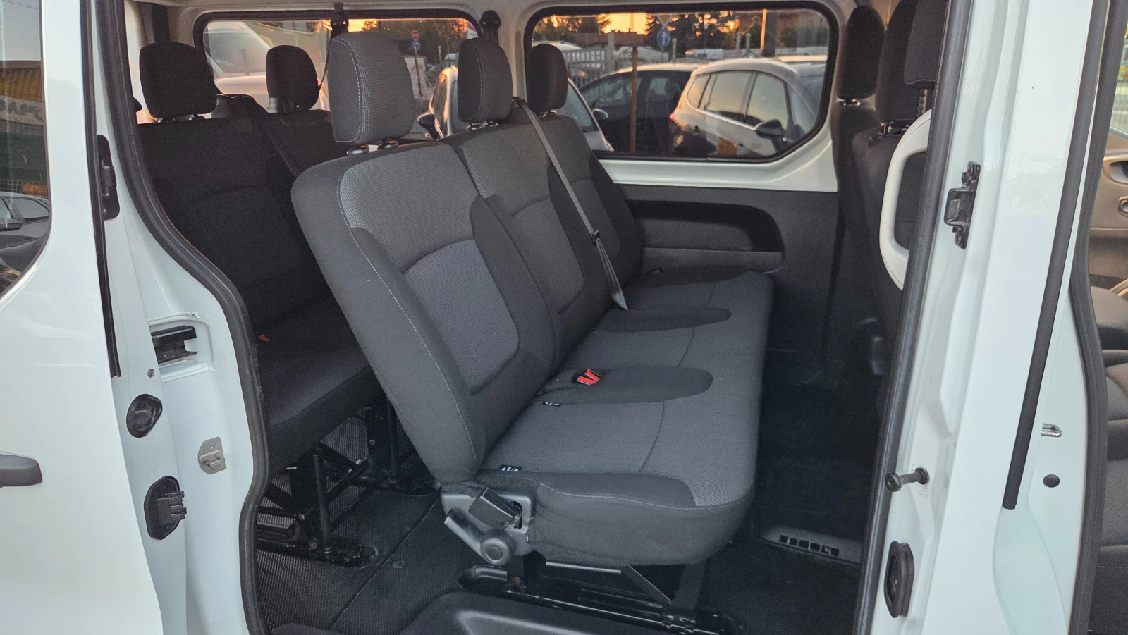 Renault Trafic 2.0 dCi LONG 8+ 1m., снимка 12 - Бусове и автобуси - 54730004