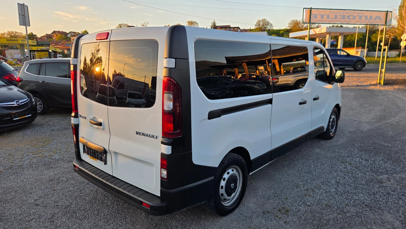 Renault Trafic 2.0 dCi LONG 8+ 1m., снимка 3 - Бусове и автобуси - 54730004
