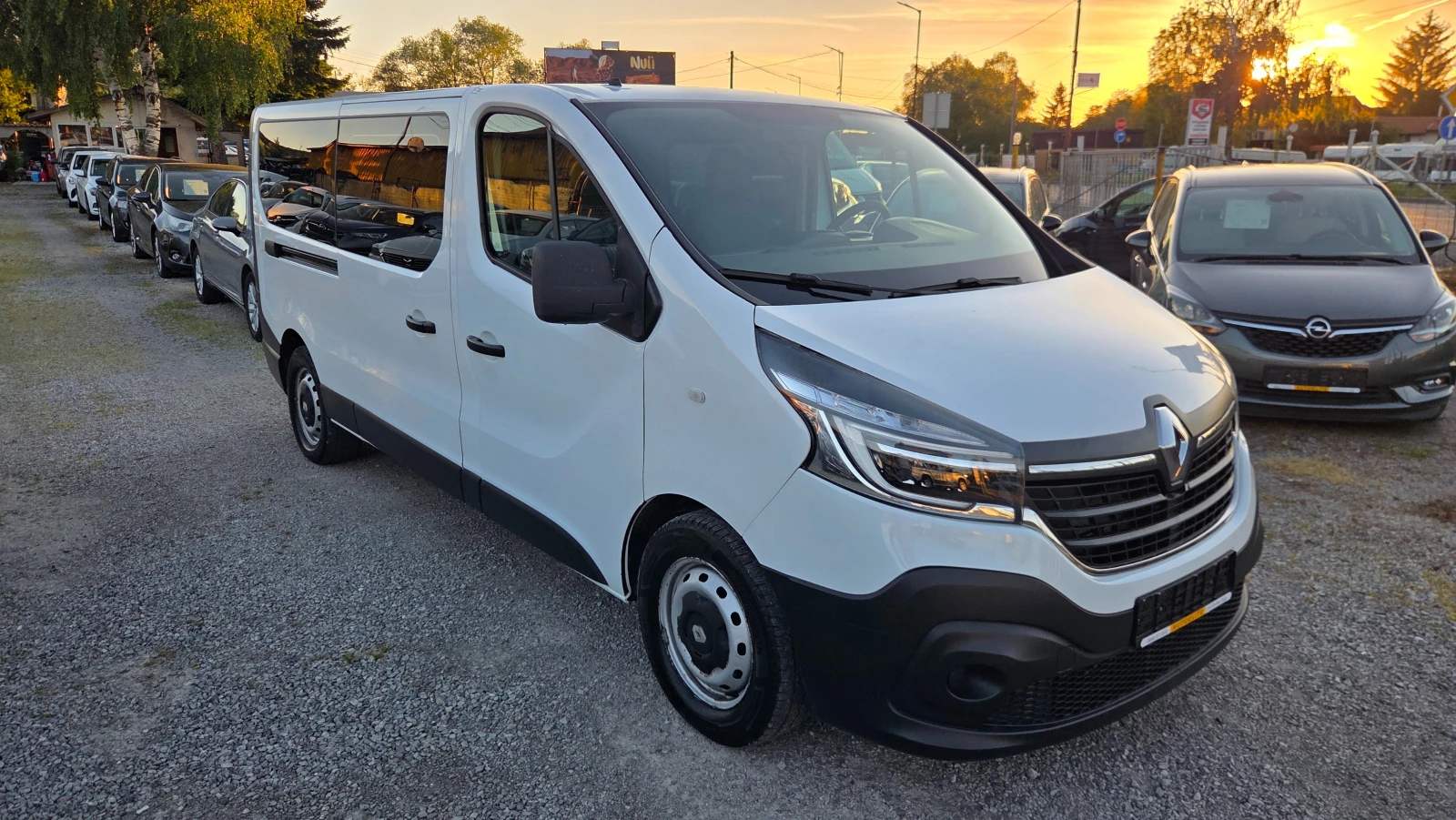 Renault Trafic 2.0 dCi LONG 8+ 1m., снимка 2 - Бусове и автобуси - 54730004
