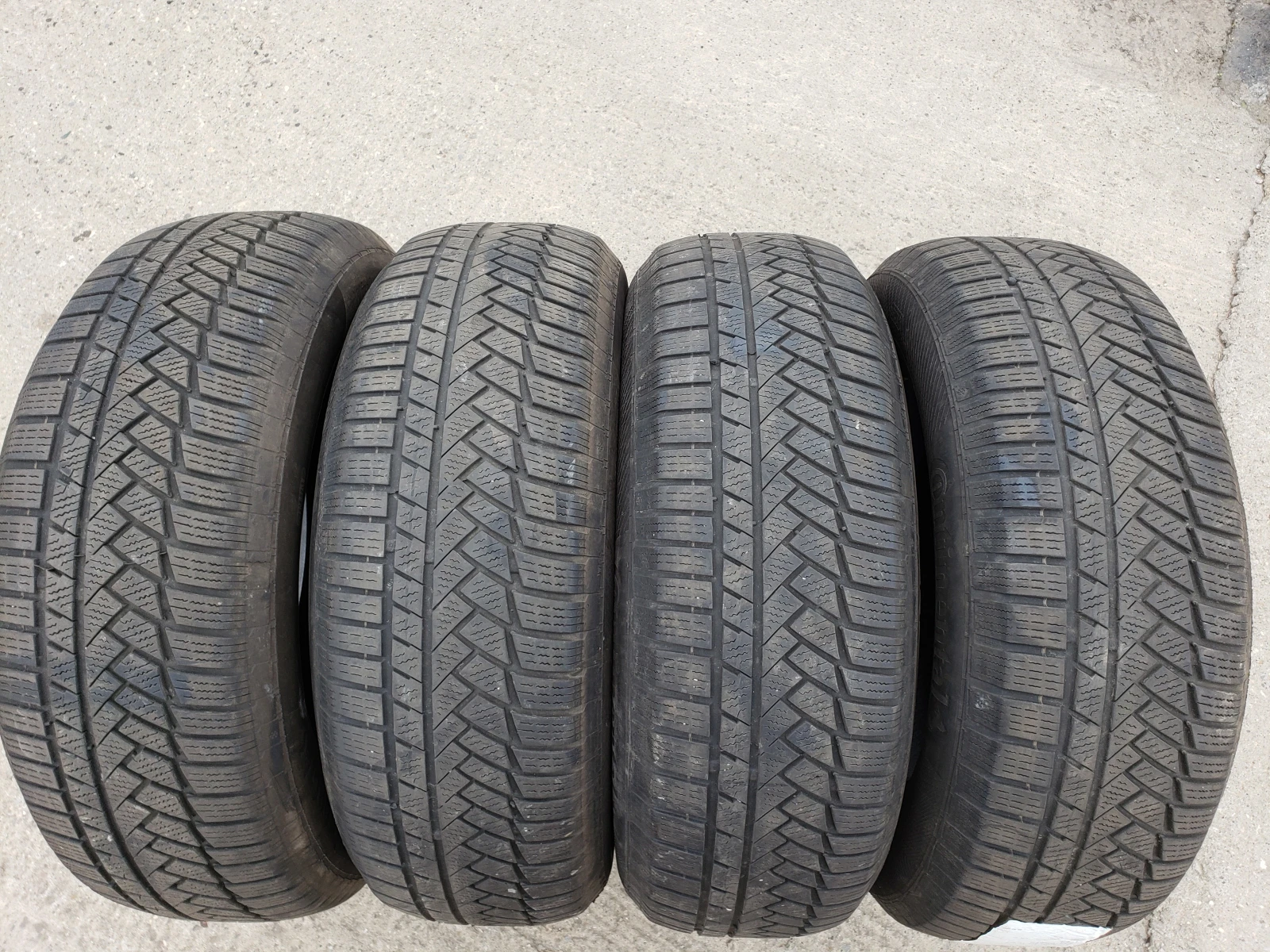 Гуми Зимни 235/65R17, снимка 2 - Гуми и джанти - 56223835