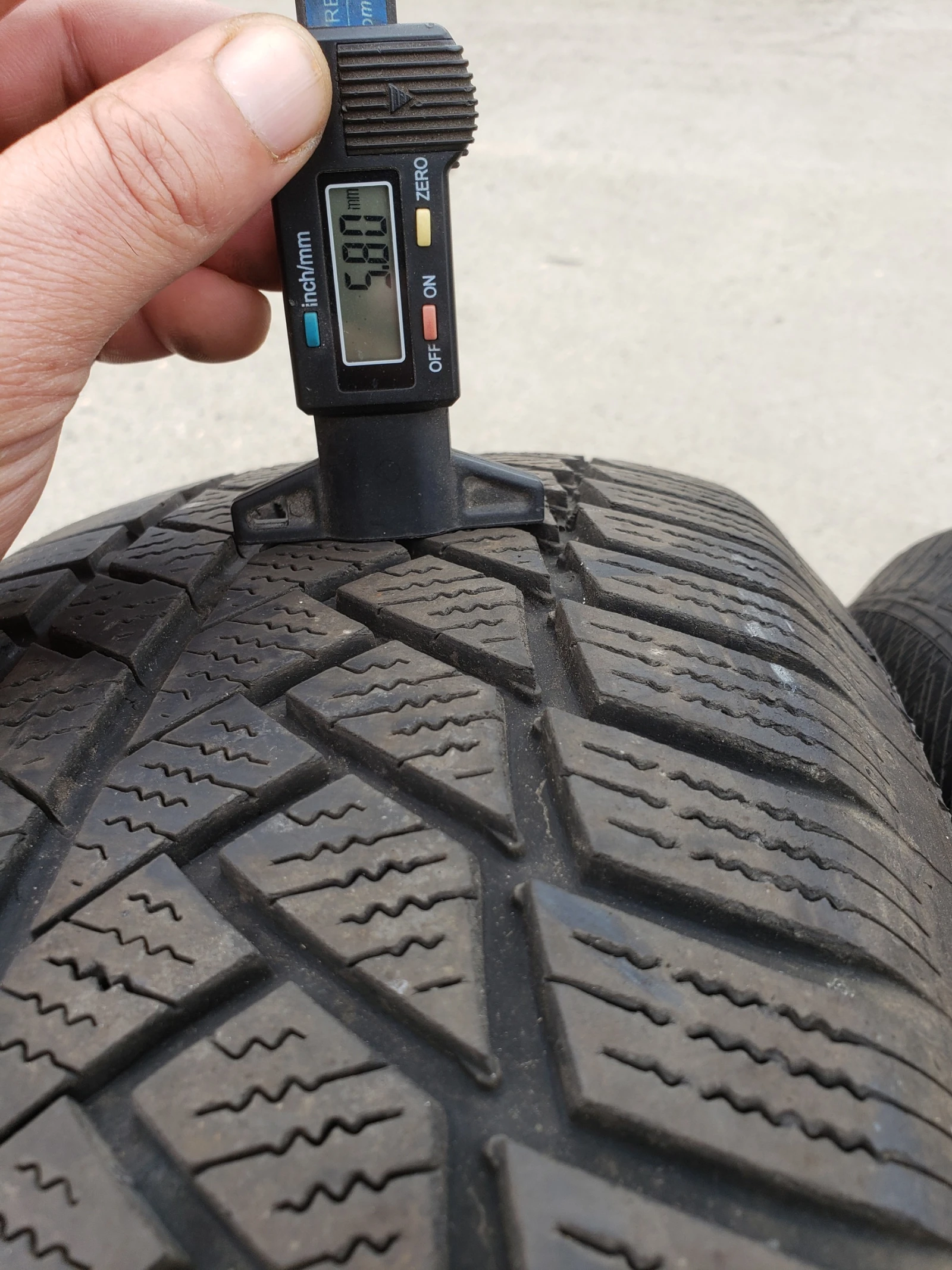 Гуми Зимни 235/65R17, снимка 8 - Гуми и джанти - 56223835