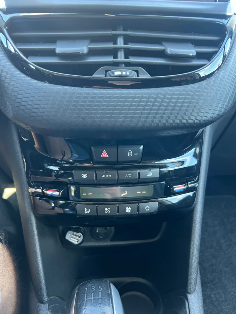 Peugeot 208 1.6BlueHDI 120.000km!!! Камера!!!, снимка 13 - Автомобили и джипове - 50198385