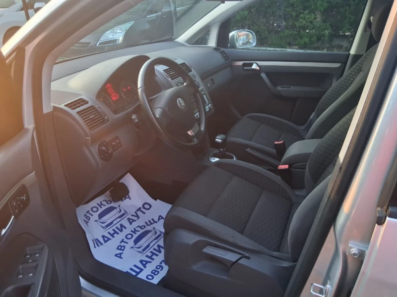 VW Touran АВТОМАТИК, снимка 8 - Автомобили и джипове - 51169724