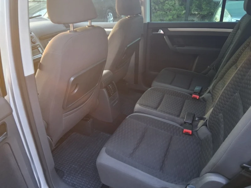 VW Touran АВТОМАТИК, снимка 9 - Автомобили и джипове - 51169724