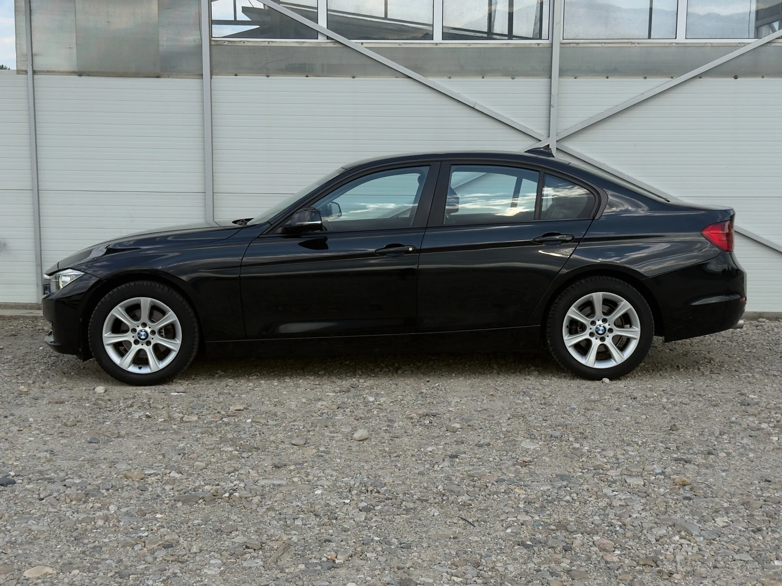BMW 320 2.0D Facelift/Автоматик/Навигация/Собствен лизинг, снимка 7 - Автомобили и джипове - 55449528