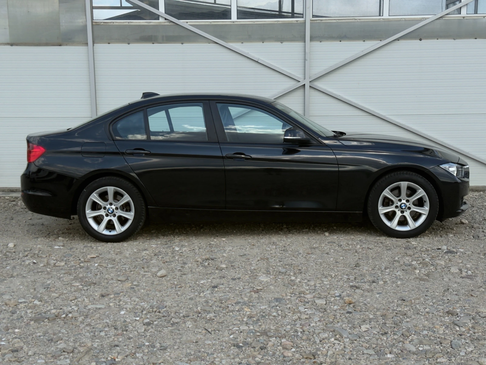 BMW 320 2.0D Facelift/Автоматик/Навигация/Собствен лизинг, снимка 3 - Автомобили и джипове - 55449528