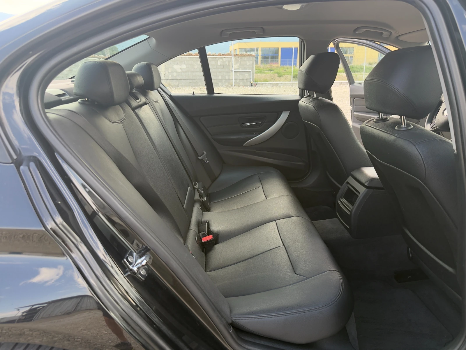 BMW 320 2.0D Facelift/Автоматик/Навигация/Собствен лизинг, снимка 11 - Автомобили и джипове - 55449528
