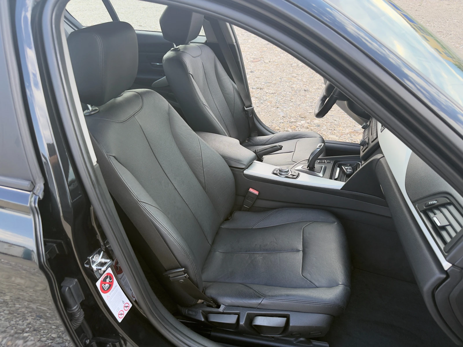BMW 320 2.0D Facelift/Автоматик/Навигация/Собствен лизинг, снимка 12 - Автомобили и джипове - 55449528