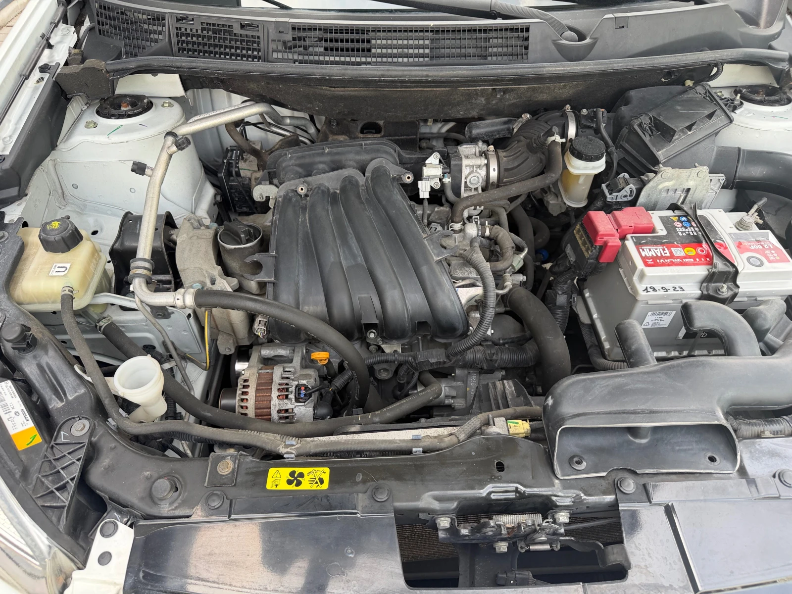 Nissan Qashqai 1.6 I 115 K.C., снимка 14 - Автомобили и джипове - 54777516