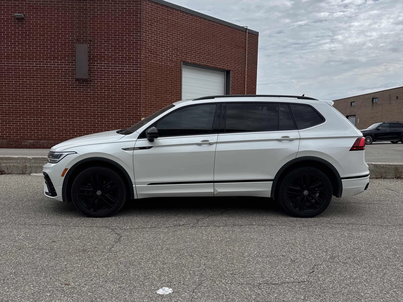 VW Tiguan Comfortline R-Line Black Edition / АВТОКРЕДИТ, снимка 2 - Автомобили и джипове - 56088310