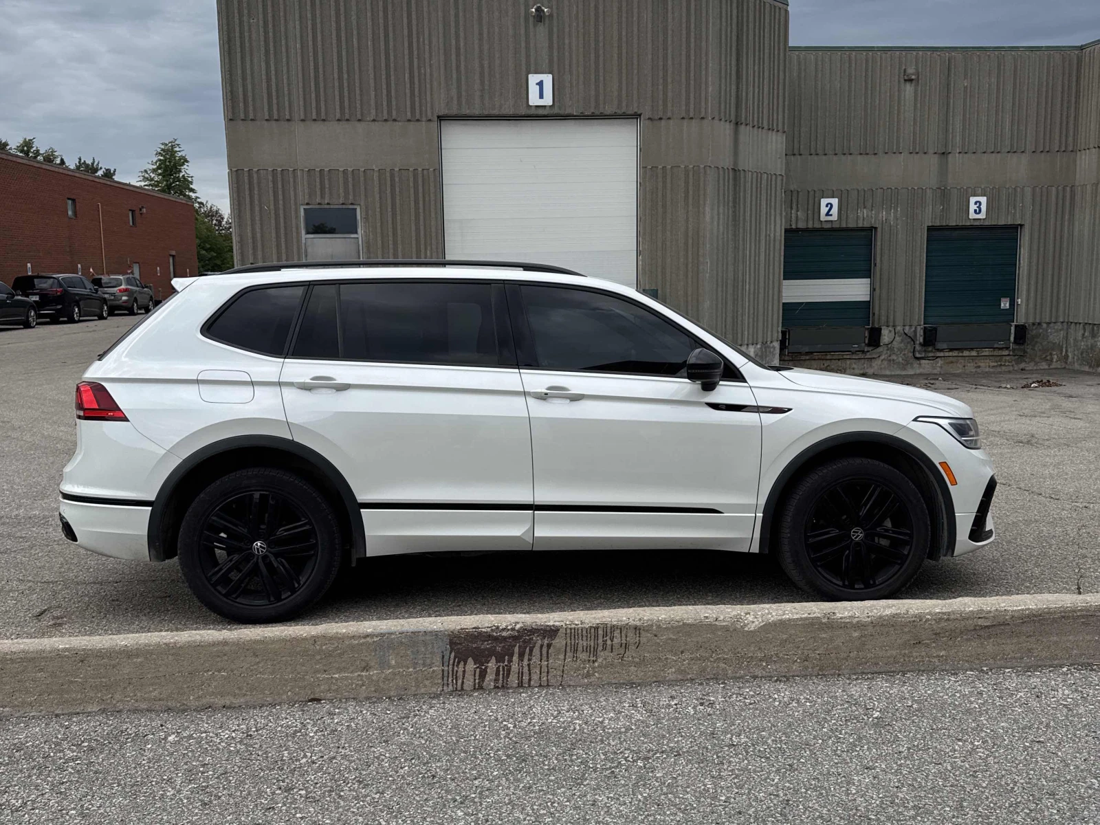 VW Tiguan Comfortline R-Line Black Edition / АВТОКРЕДИТ, снимка 3 - Автомобили и джипове - 56088310