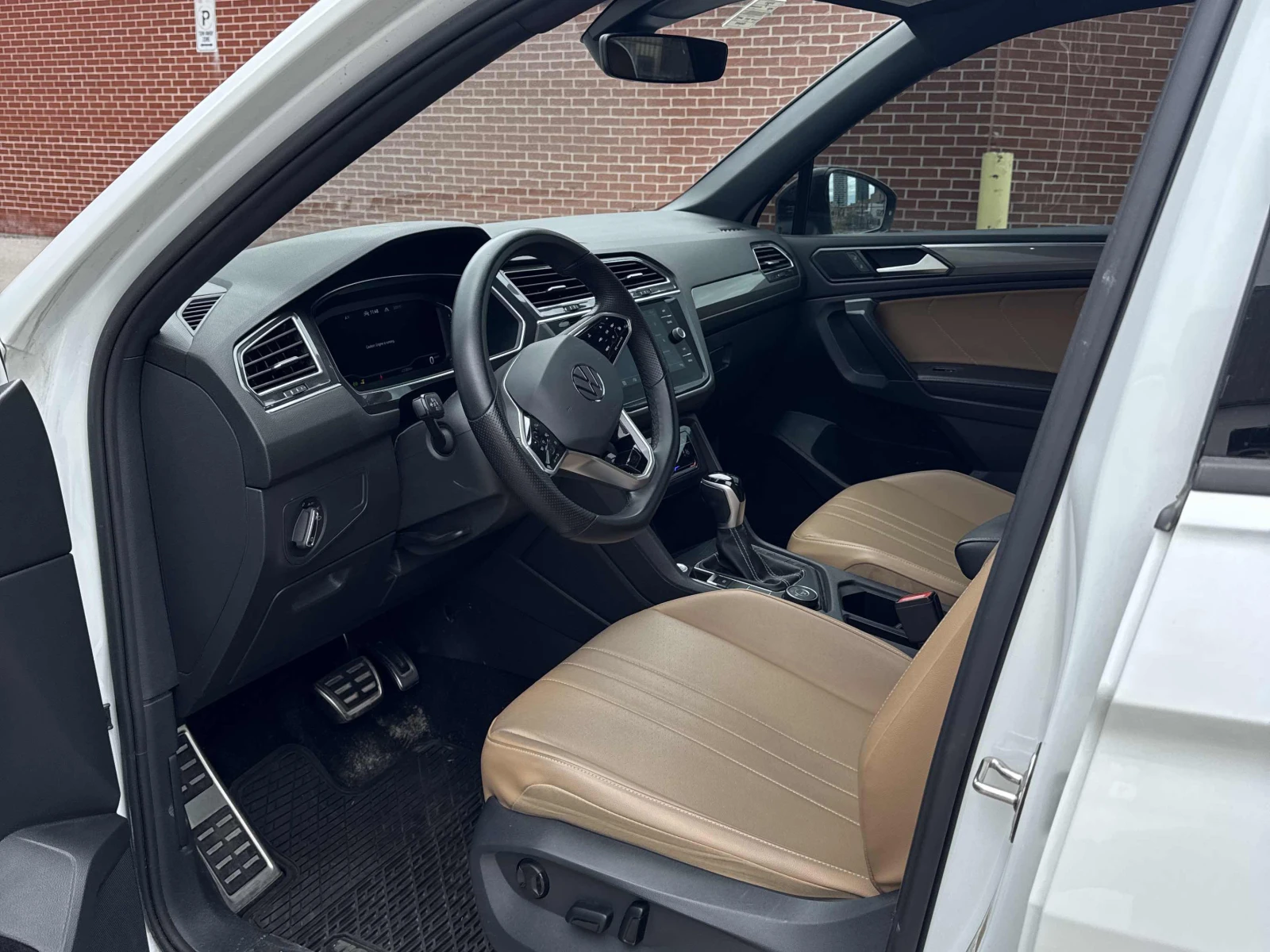 VW Tiguan Comfortline R-Line Black Edition / АВТОКРЕДИТ, снимка 7 - Автомобили и джипове - 56088310