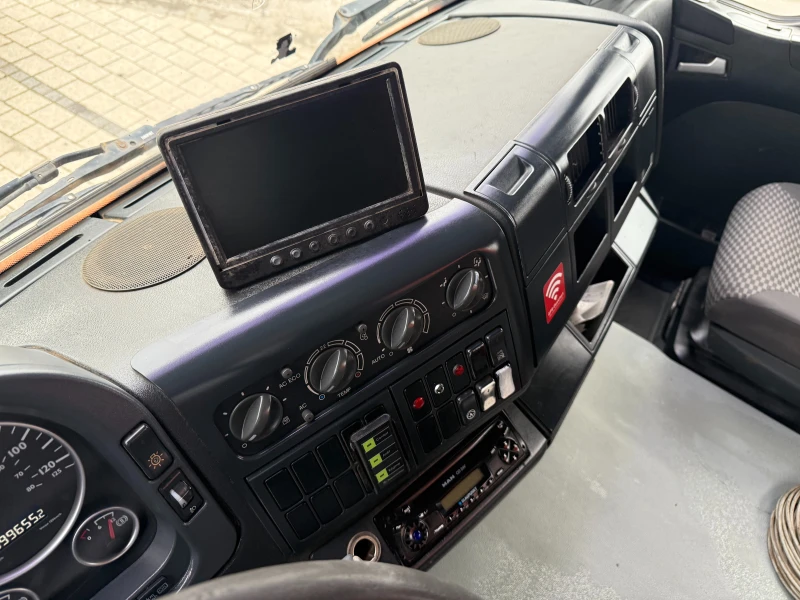 Man Tga 33.350 6X4 Самосвал с кран Клима Бордматик, снимка 14 - Камиони - 52575422