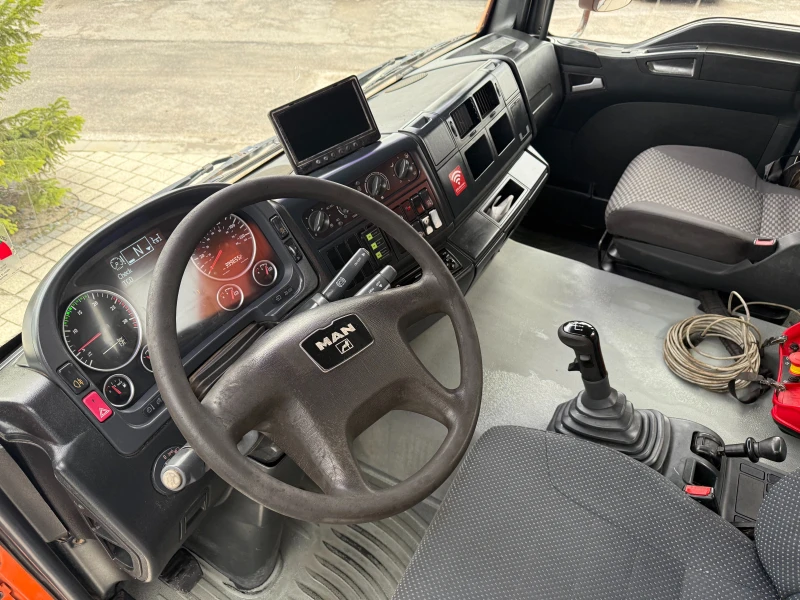 Man Tga 33.350 6X4 Самосвал с кран Клима Бордматик, снимка 15 - Камиони - 52575422