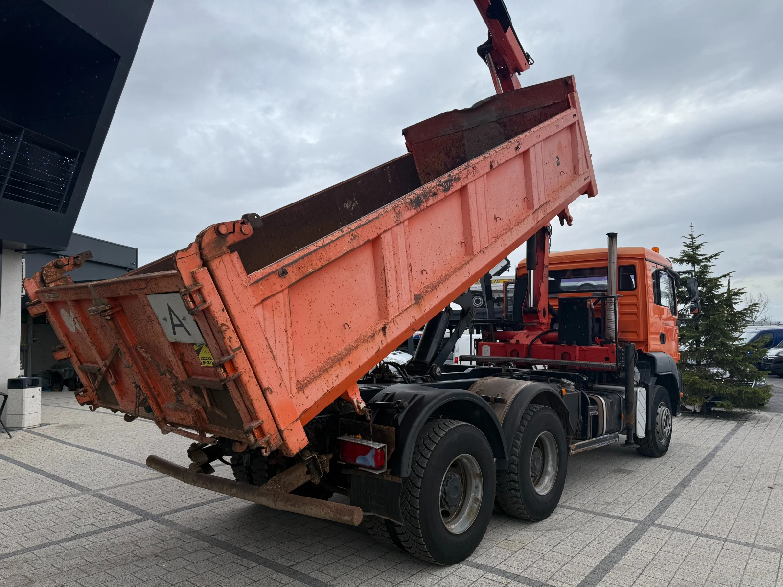 Man Tga 33.350 6X4 Самосвал с кран Клима Бордматик - изображение 10