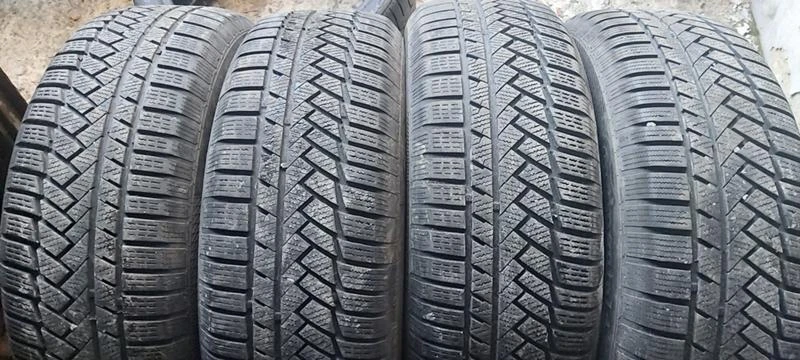 Гуми Зимни 235/65R17, снимка 1 - Гуми и джанти - 31495654