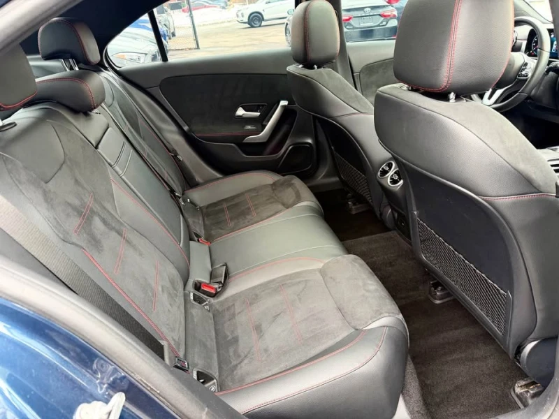 Mercedes-Benz A 220 * * 4MATIC* * Sedan* * AMG Night Package* * , снимка 9 - Автомобили и джипове - 53022390