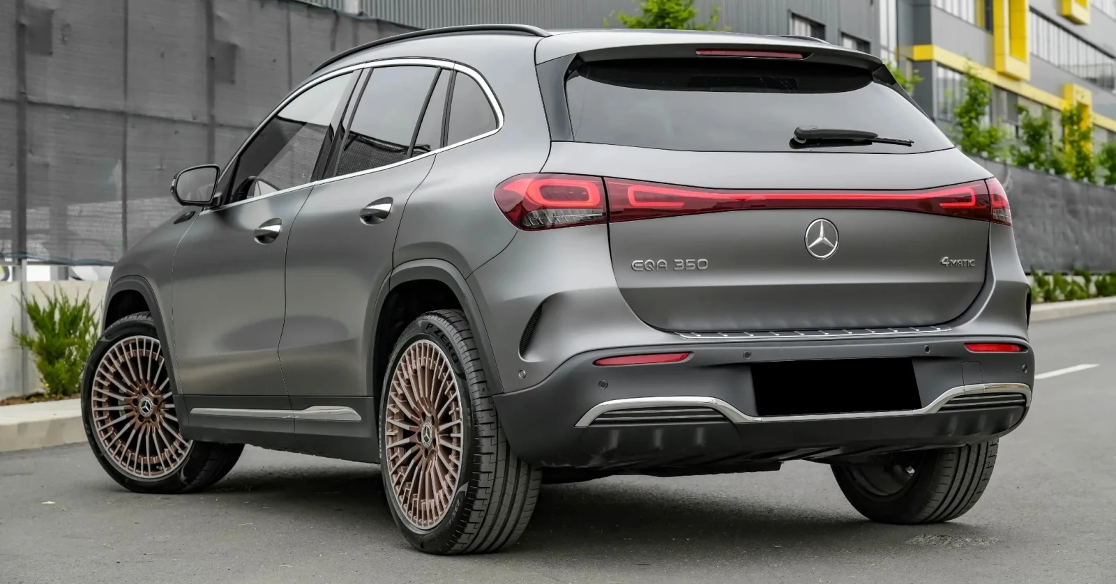 Mercedes-Benz EQA 350 SUV AMG Line 4Matic - изображение 3