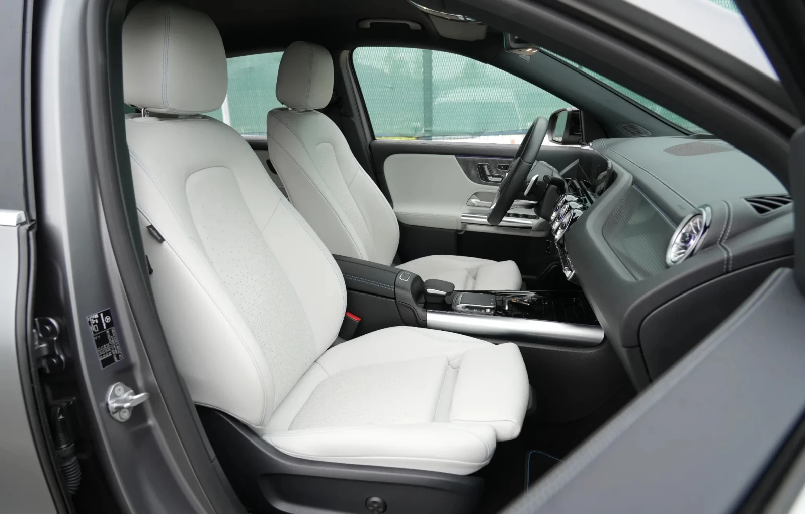 Mercedes-Benz EQA 350 SUV AMG Line 4Matic - изображение 8