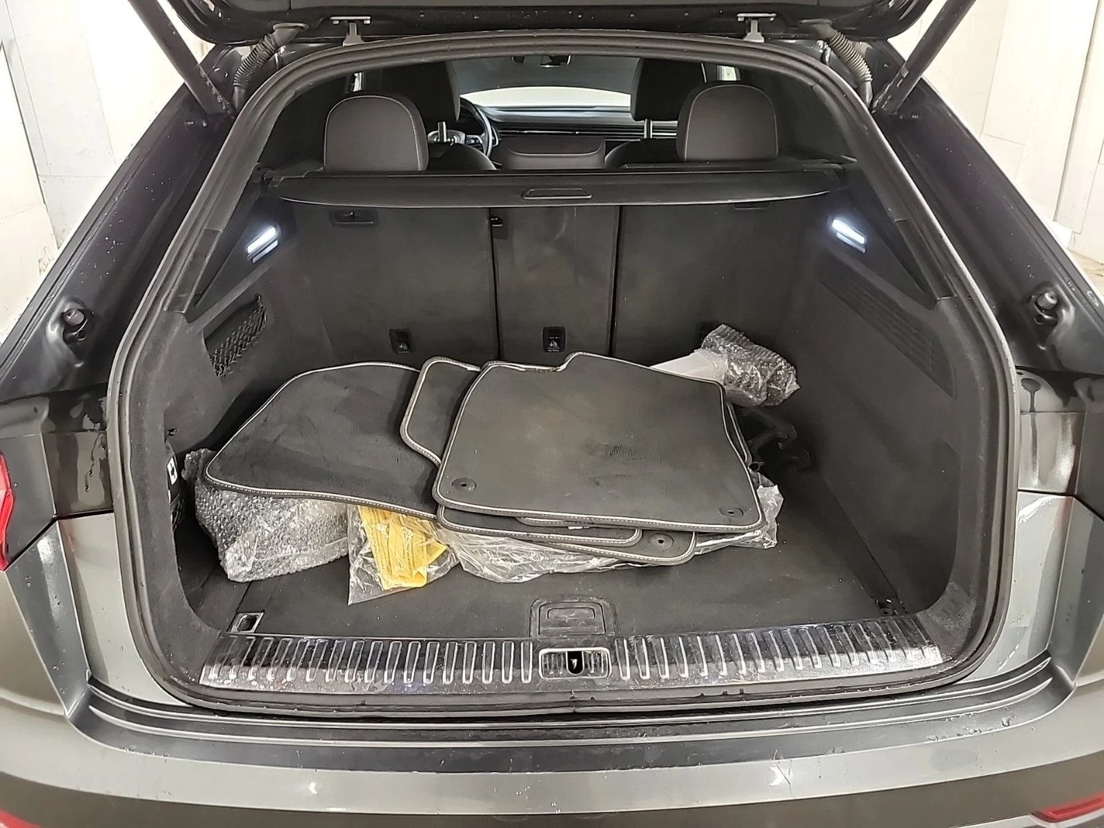 Audi Q8 PROGRESSIV/CARFAX/ПРЕДСТАВИТЕЛСТВО, снимка 14 - Автомобили и джипове - 56122368
