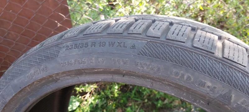 Гуми Зимни 235/35R19, снимка 7 - Гуми и джанти - 29865867